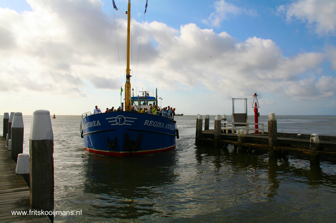 Boot bij ingang haven Vlieland