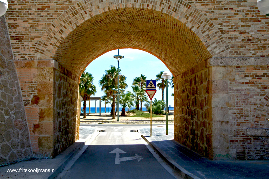 Doorkijk in Tarragona naar het strand