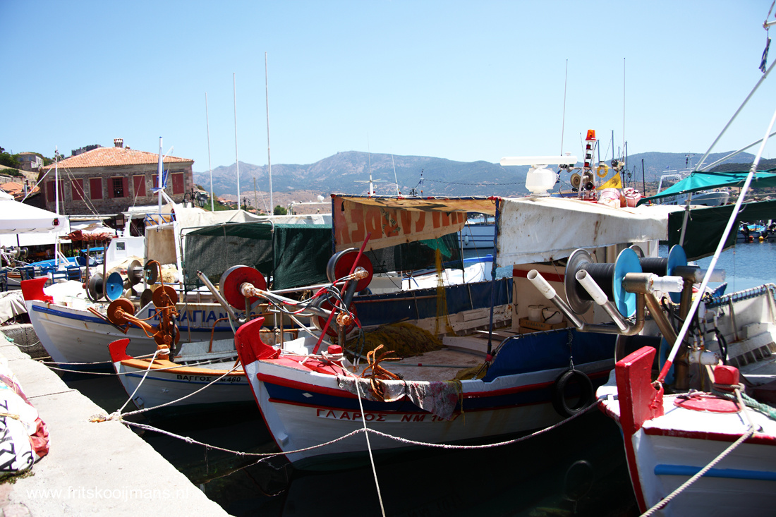 Steiger met vissersboten in Molyvos Griekenland