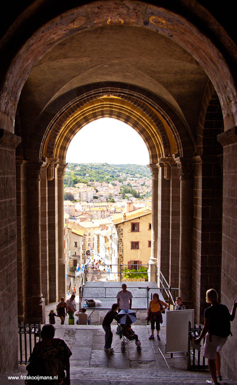 Doorkijkje vanuit de Cathedraal in le Puy