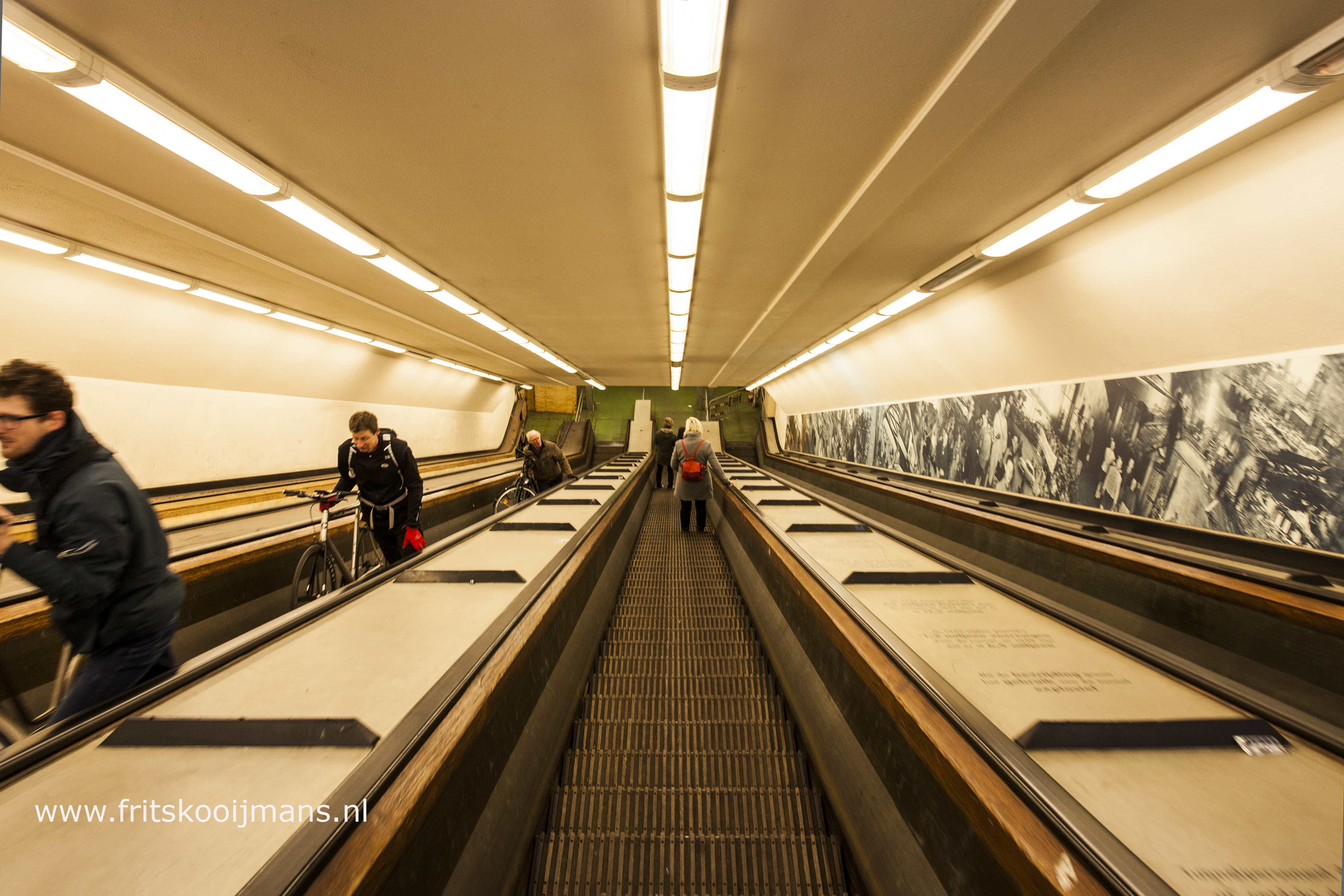 De roltrap van de Fietstunnel in Rotterdam