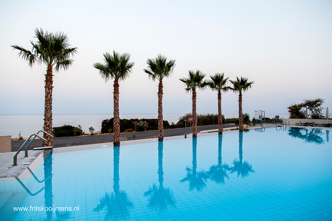 Zwembad met palmen hotel Tesoro Blu Skala