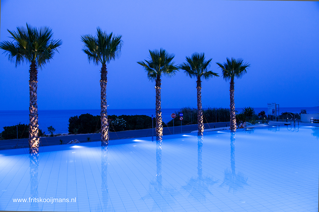 Zwembad met palmen hotel Tesoro Blu Skala