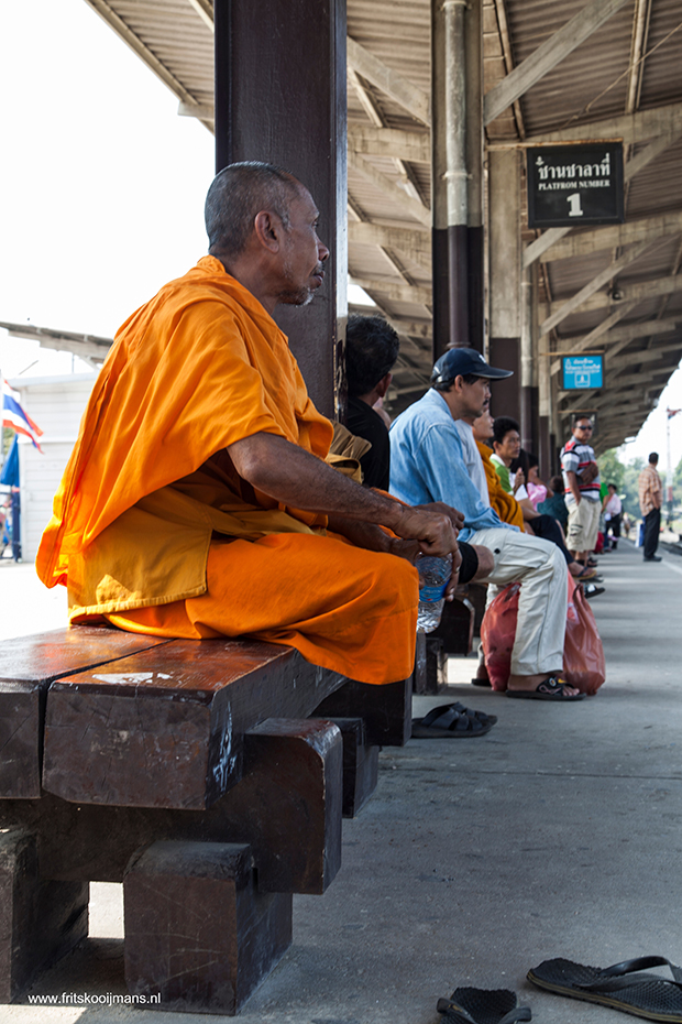 201401020441 Boeddhist wacht voor de treinreis van Bangkok naar Nam Tok