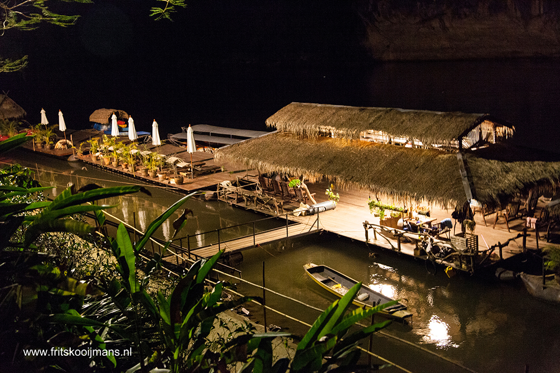 201401030639 Aanlegplaats bij nacht voor het Resotel hotel River Kwai in Sai Yok