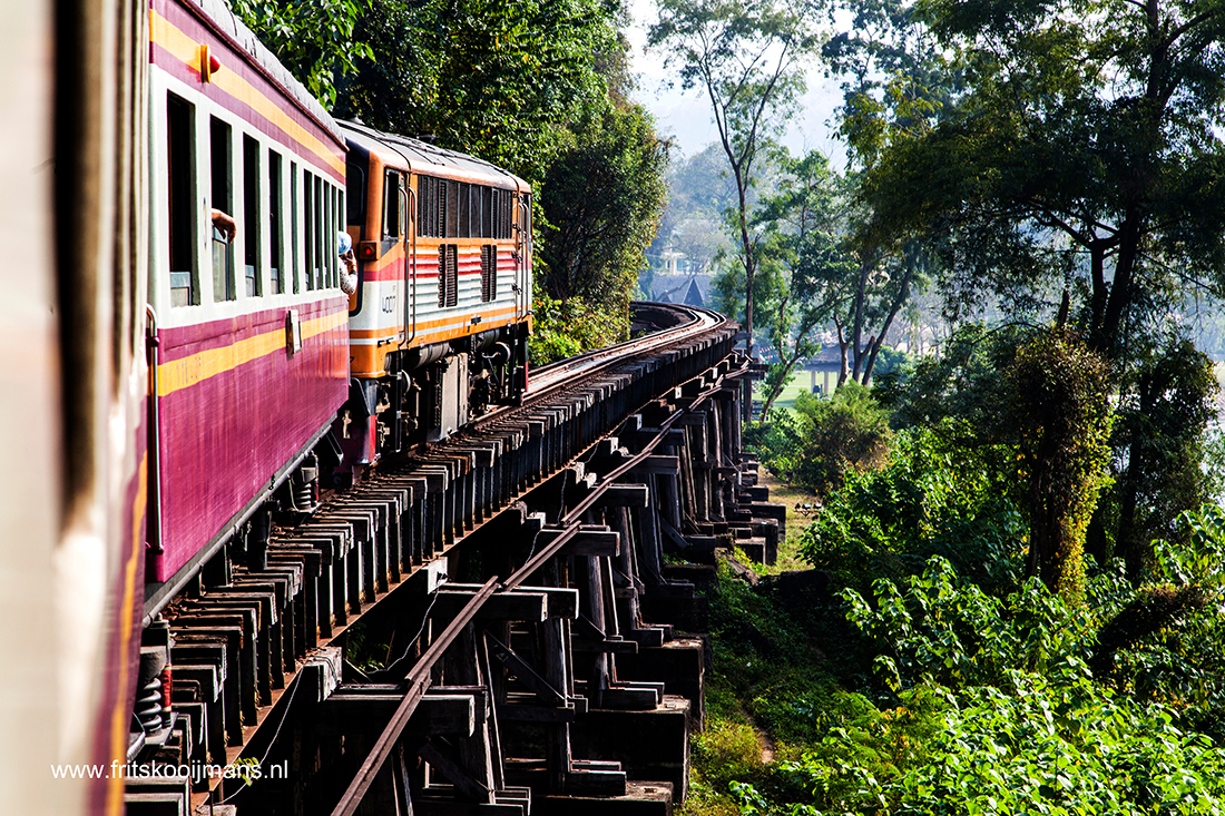 201401050978 De houtenpalen van de Birmaspoorlijn bij de Kwai rivier