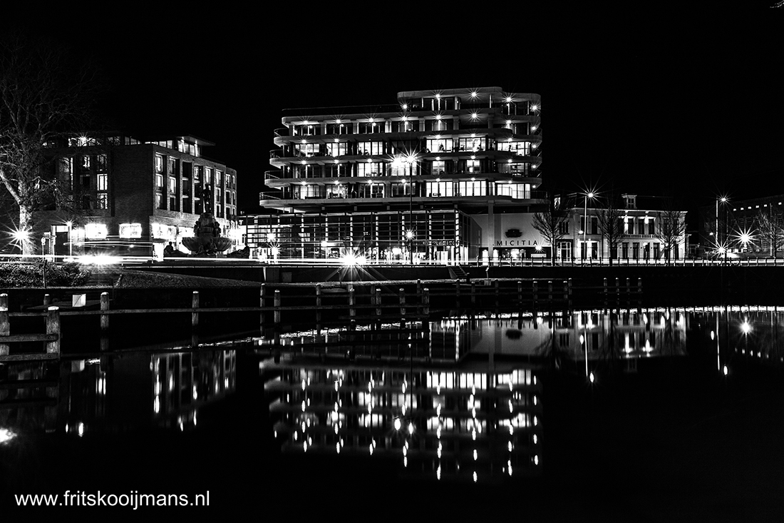 Amicitia gebouw bij nacht in Leeuwarden