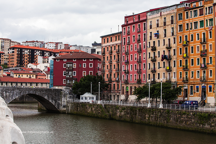 Omgeving langs de rivier de Nervion in Bilbao