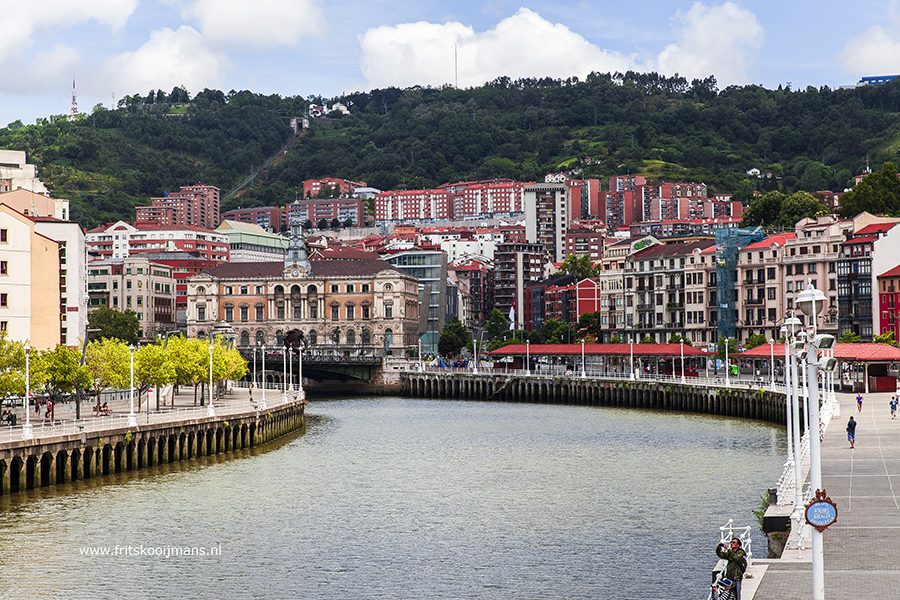 Rivier de Nervion door Bilbao