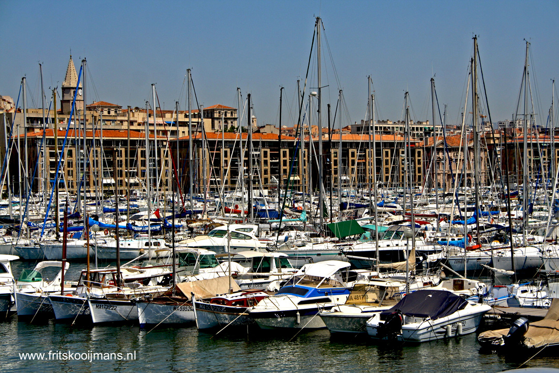 Boten aan de steigers in jachthaven Marseille