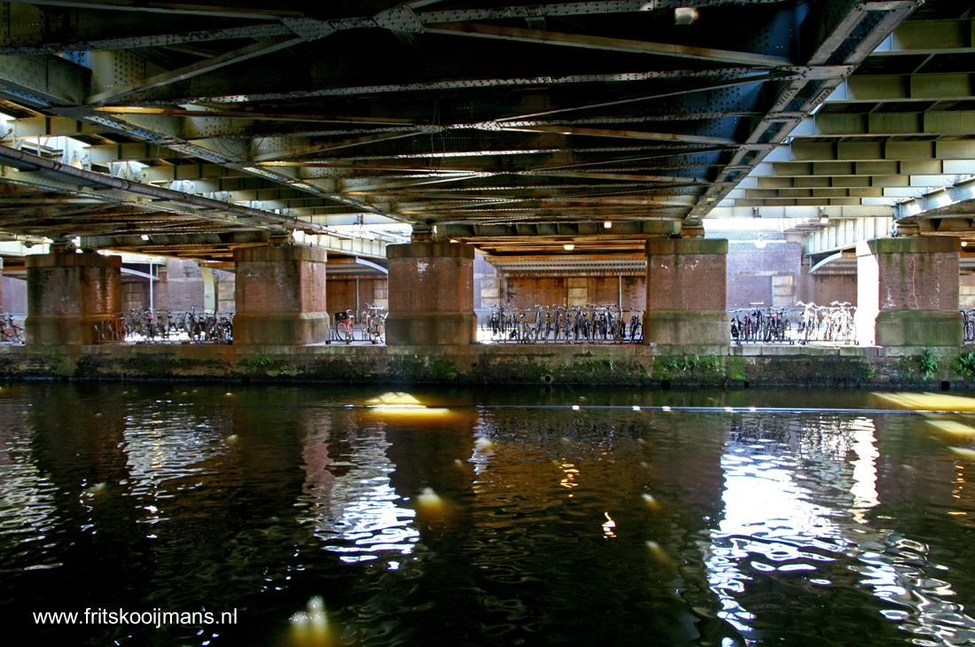 Water onder de brug in Amsterdam