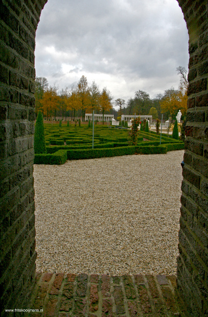 Doorkijk naar tuin 't Loo Apeldoorn