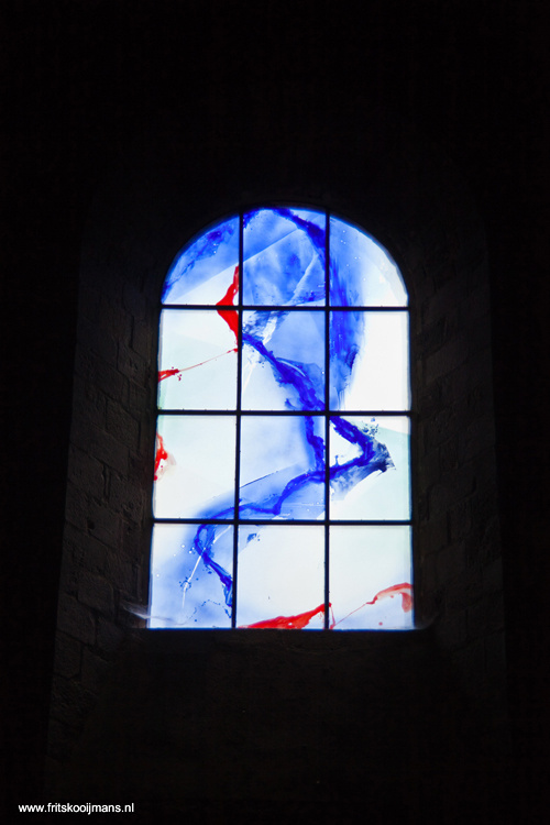 Glas in loodraam in kerk in Brioude