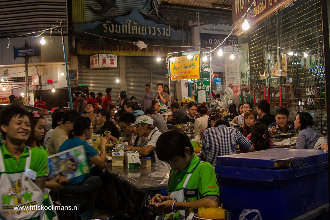 201312211423 Buitenlucht restaurant in Chinatown in Bangkok