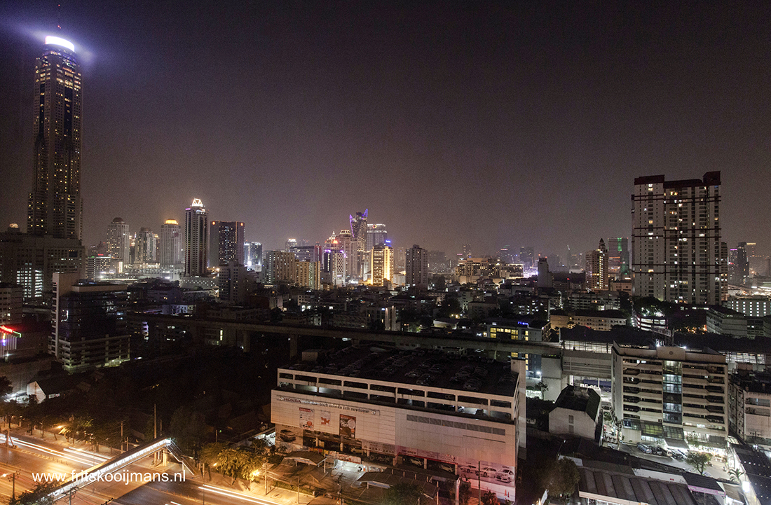 201312290075 Bangkok bij nacht vanuit Sukosol Hotel
