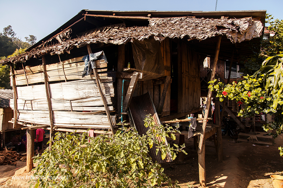 201312310304 Karen Hill plaatsBamboe huizen in Karen volk