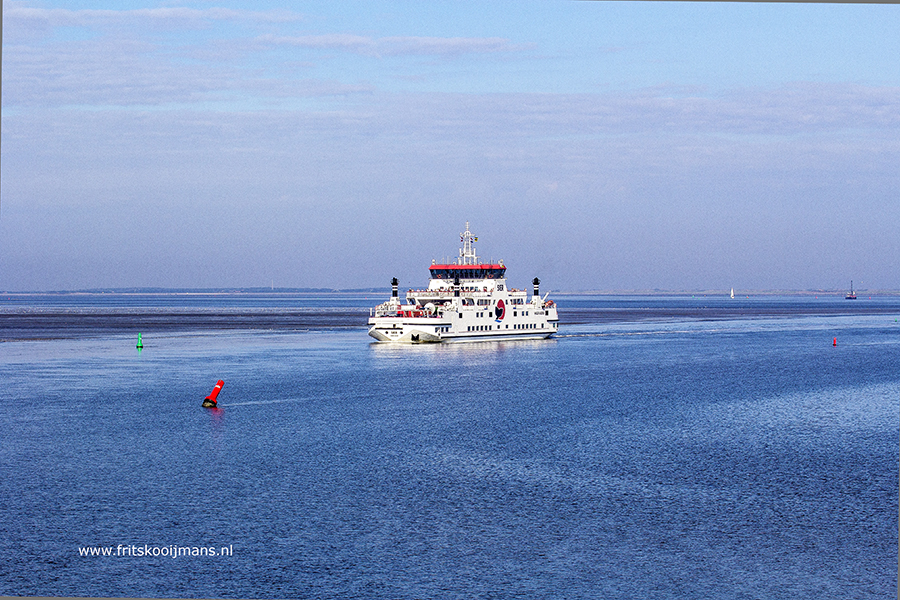 Boot op de Waddenzee tussen Holwerd en Ameland
